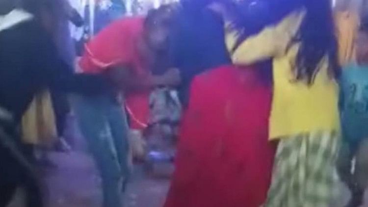 दो युवतियों में मारपीट की सांकेतिक तस्वीर