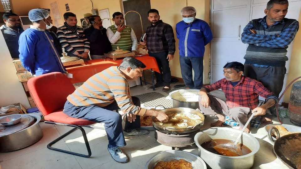 Aligarh DM Indra Vikram Singh sifted jalebi and made kachoris used shovel
