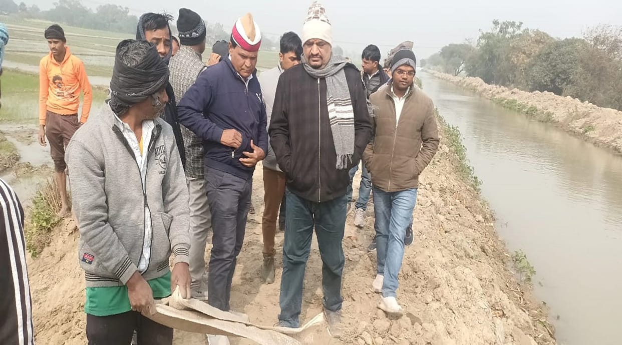 Hundreds of bighas of crop submerged due to breach of of canal in azamgarh