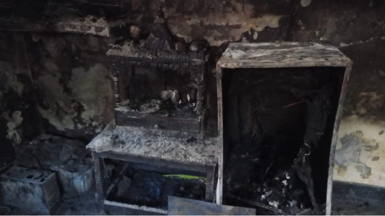 Baghpat: caught fire in house of constable by gas cylinder, loss of one lakh rupees, see photos