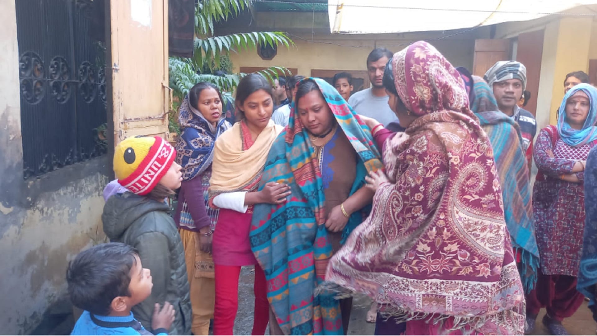 Baghpat: caught fire in house of constable by gas cylinder, loss of one lakh rupees, see photos