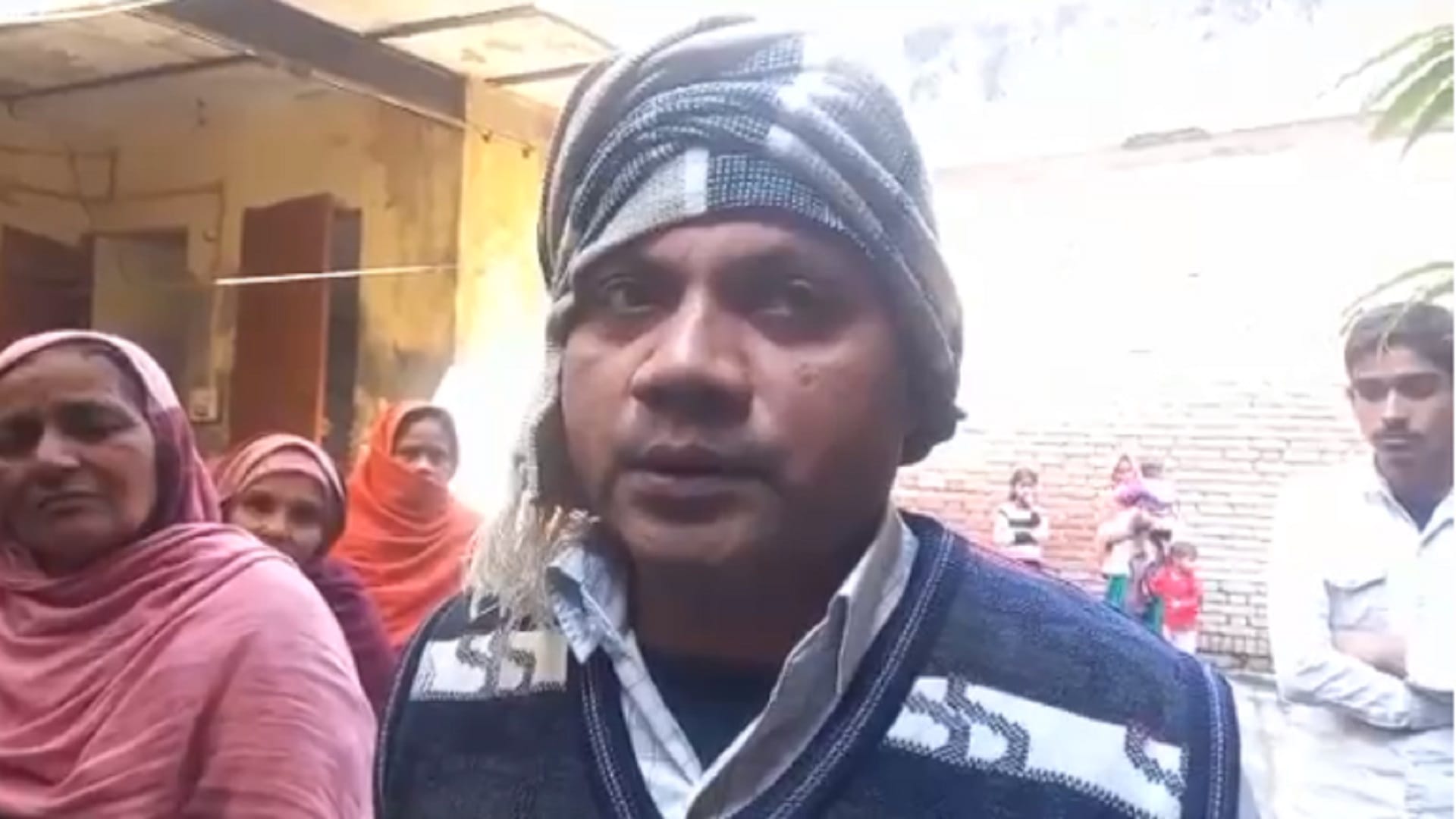 Baghpat: caught fire in house of constable by gas cylinder, loss of one lakh rupees, see photos