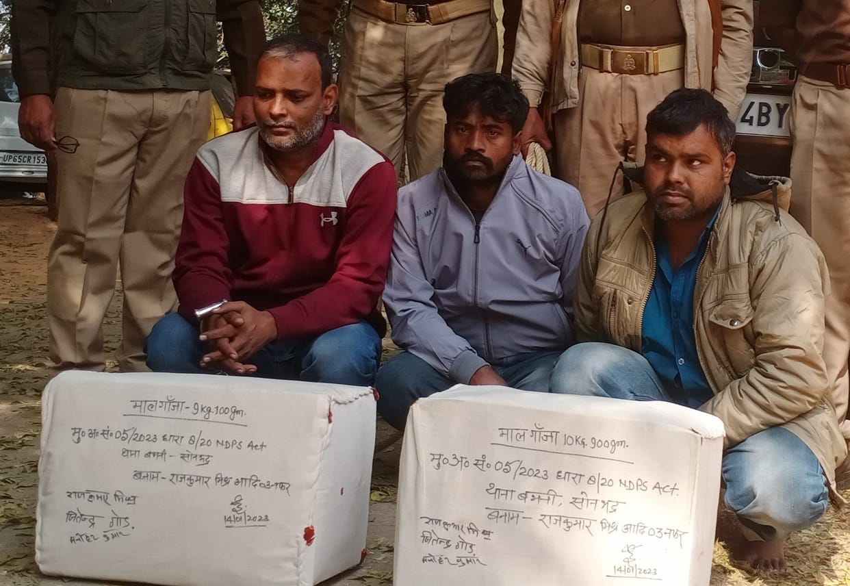 Three smugglers arrested in car with ganja