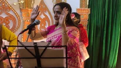 Hema Malini reached Vrindavan and sang bhajans in Radharaman temple audience was delighted