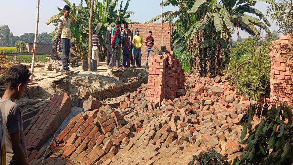 three died due to collapse of wall while digging foundation and Father condition is critical in Kasganj