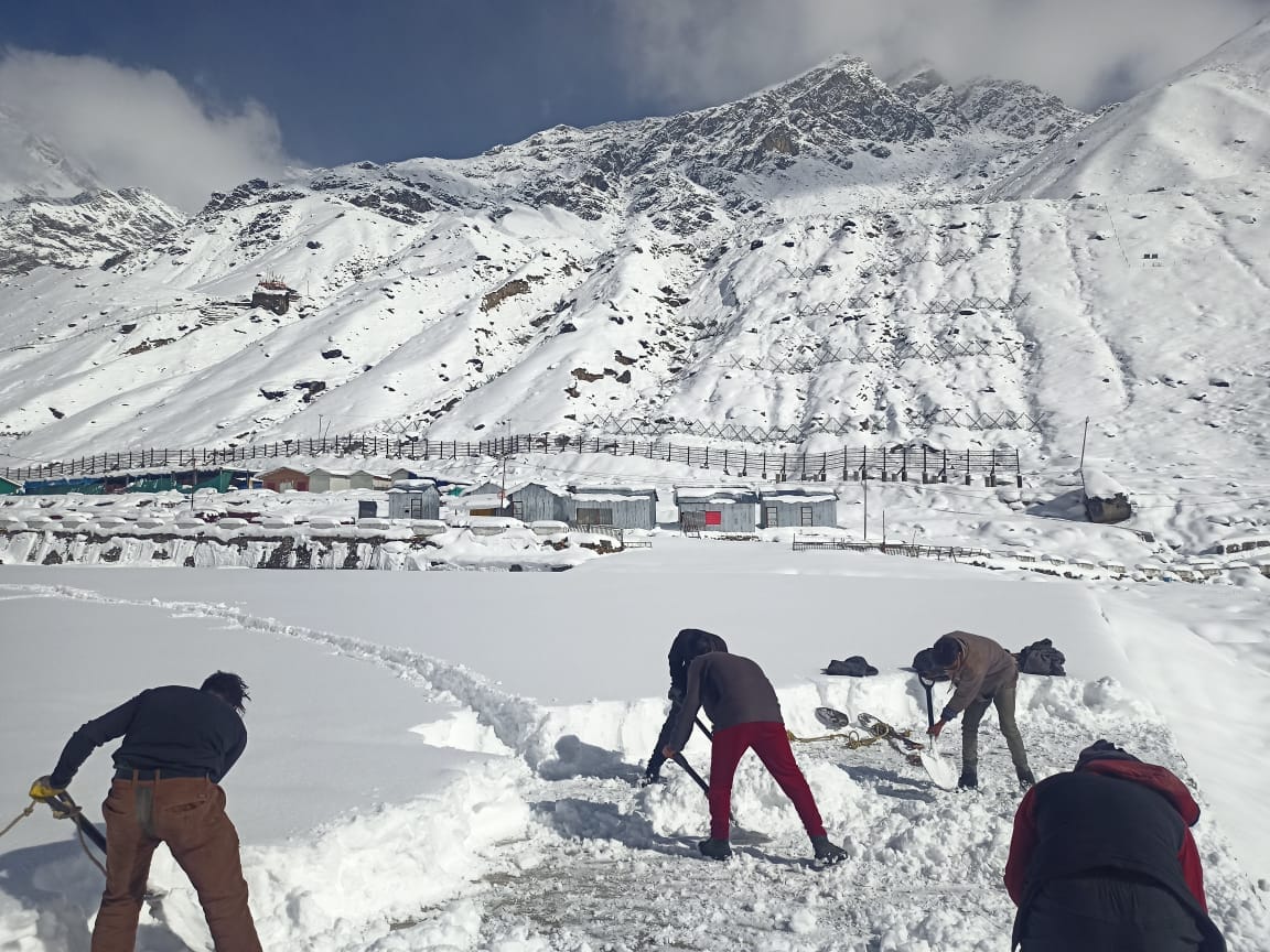 Uttarakhand weather Snowfall News Today Snow Covered Kedarnath Beautiful Visuals