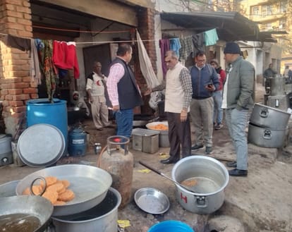 फोटो 55  मिष्ठान भंडार पर दबिश देने पहुंची संयुक्त टीम।