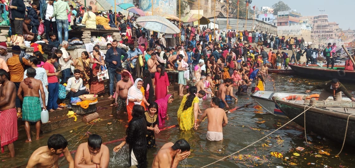 Ganga bath in pictures: Lakhs of people thronged the Ghats of Kashi, people taking holy dip since dawn