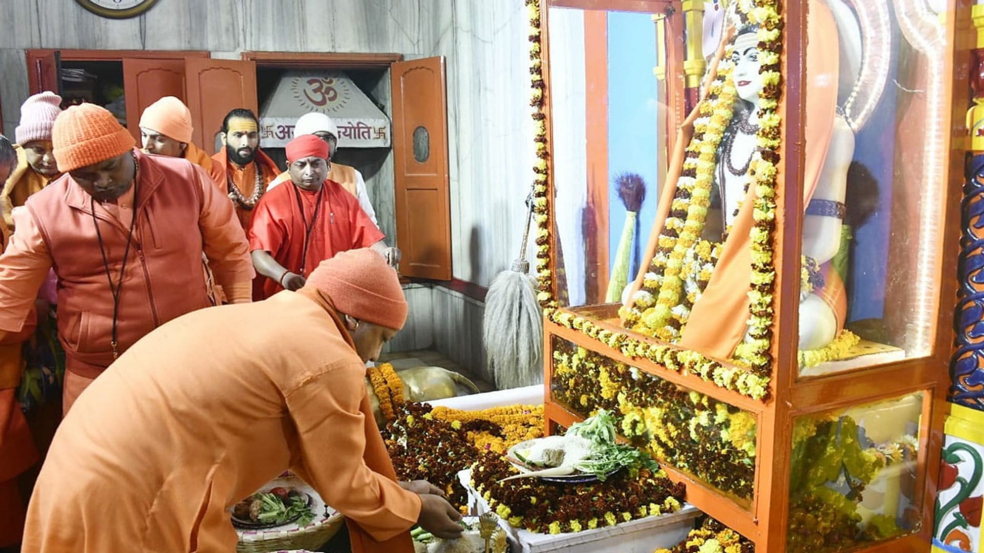 Devotees are offering Khichdi of faith to Baba Gorakhnath in Gorakhpur, first worshiped by Gorakshpeethadhishw