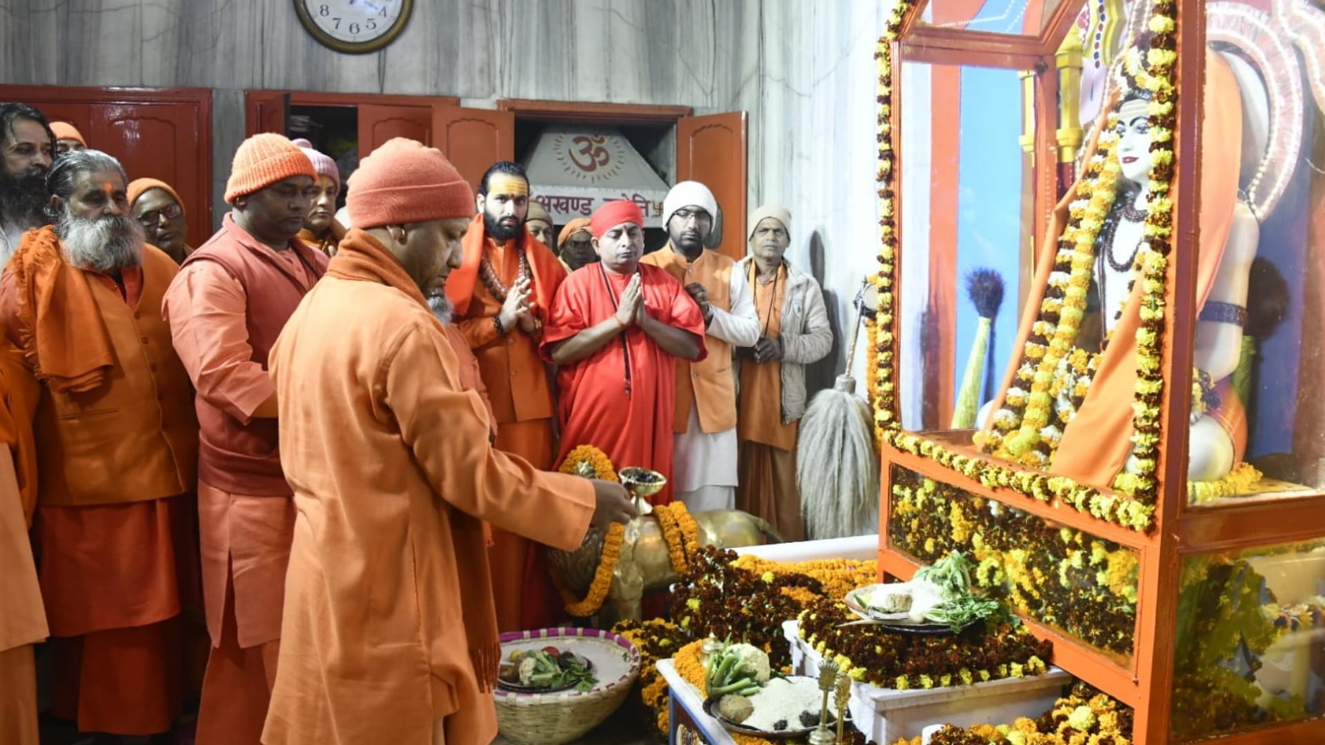 Devotees are offering Khichdi of faith to Baba Gorakhnath in Gorakhpur, first worshiped by Gorakshpeethadhishw