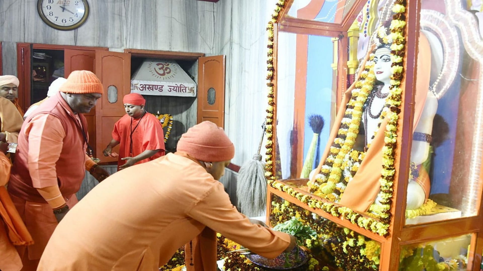 Devotees are offering Khichdi of faith to Baba Gorakhnath in Gorakhpur, first worshiped by Gorakshpeethadhishw
