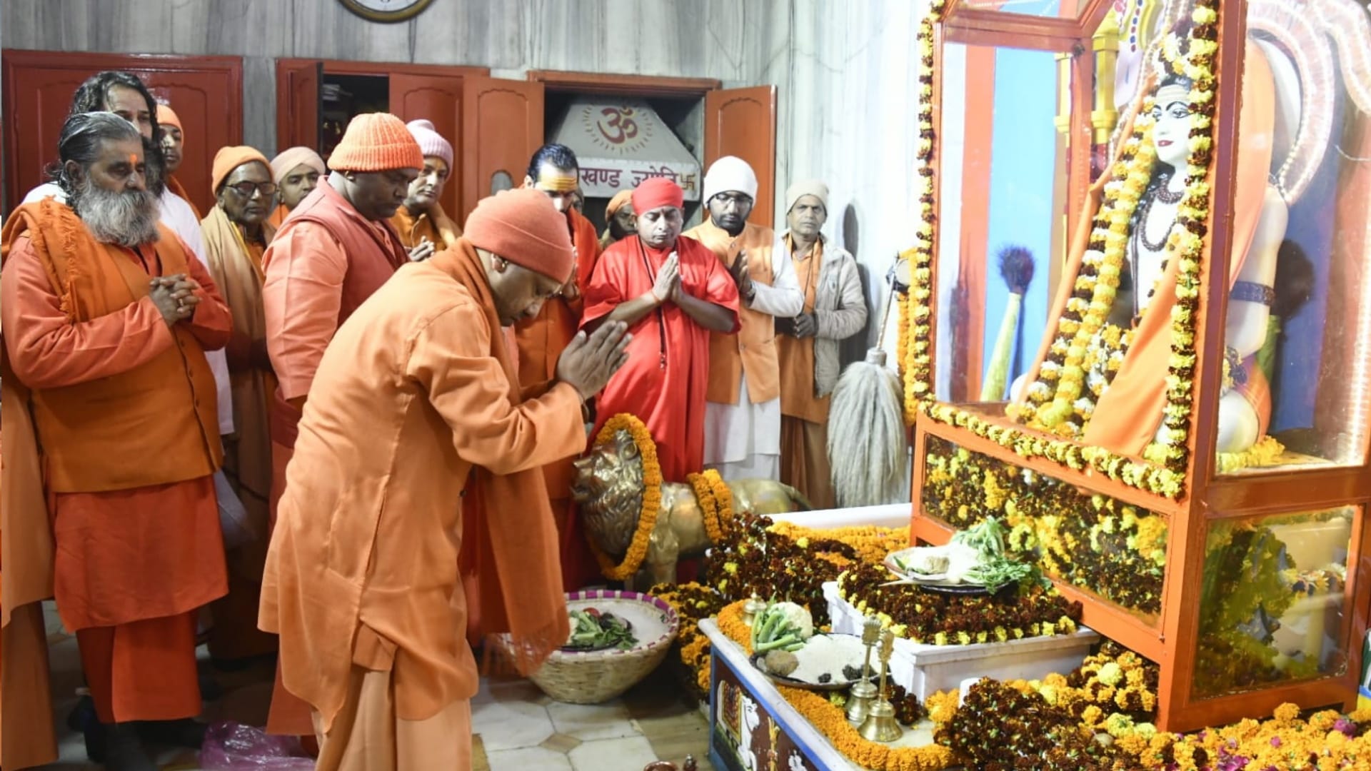 Devotees are offering Khichdi of faith to Baba Gorakhnath in Gorakhpur, first worshiped by Gorakshpeethadhishw