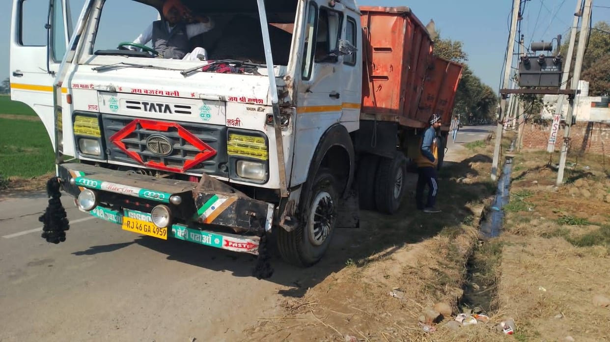 Two injured as truck overturns in Chandokalan