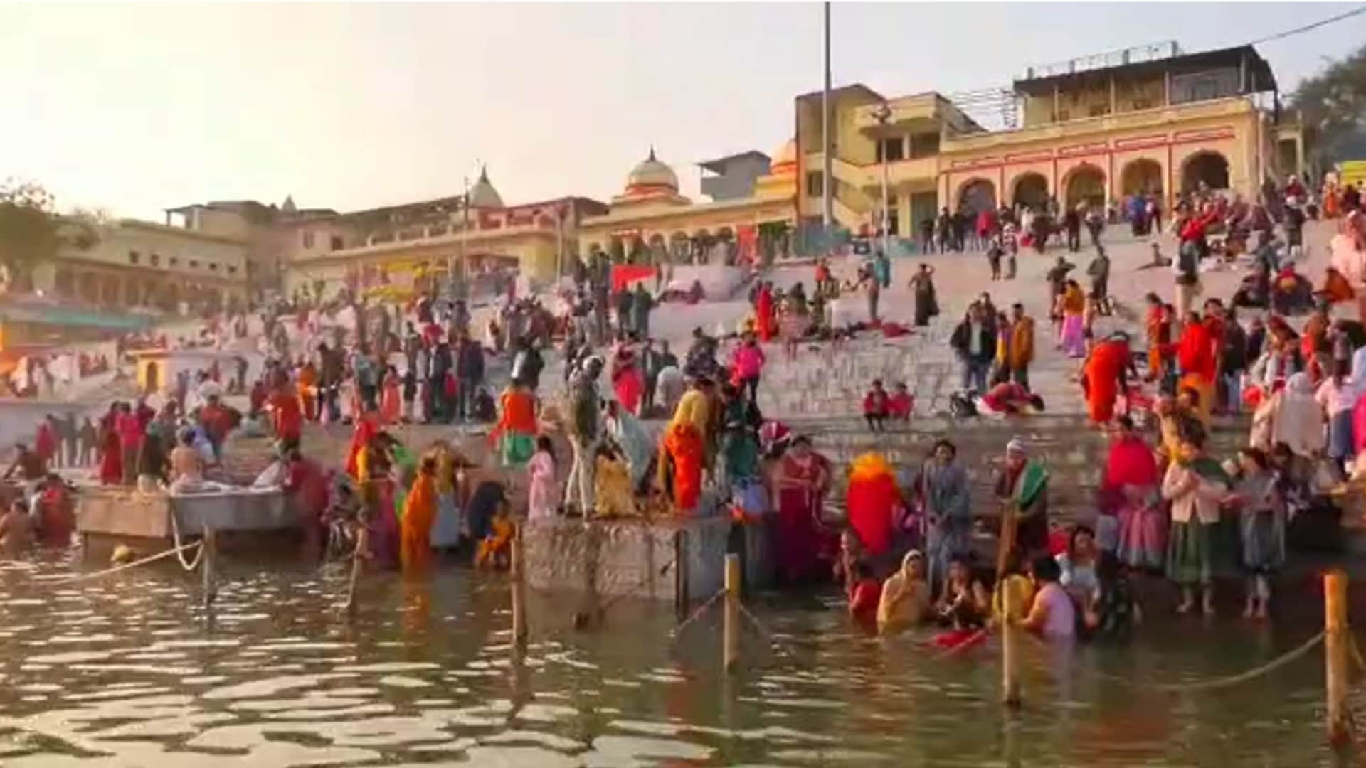 Hundreds of people arrived to bathe in Narmada on Makar Sankranti devotees thronged Sethani Ghat