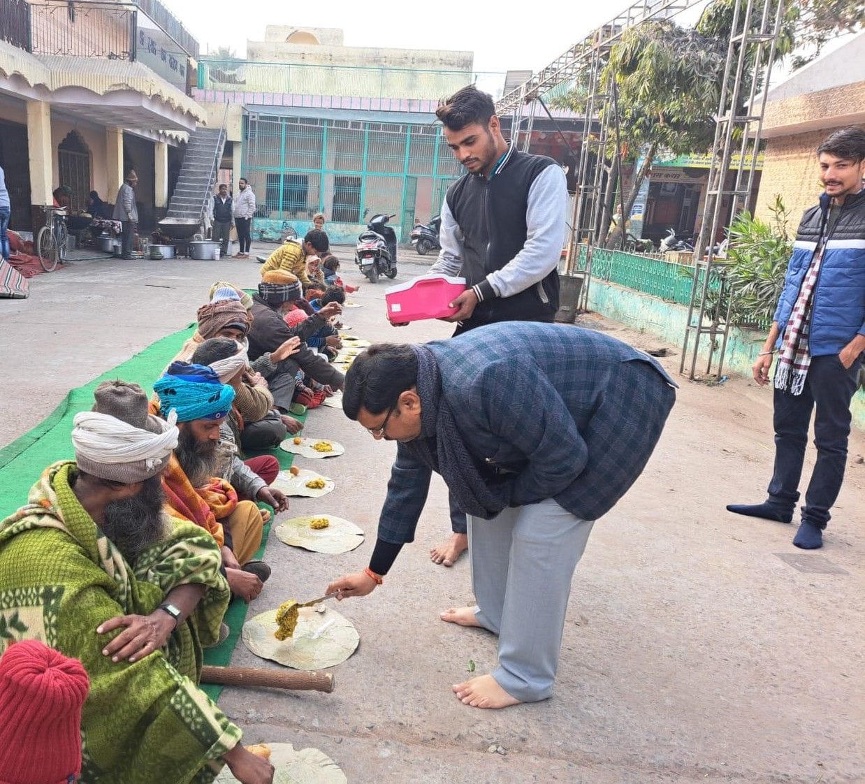 Hathras: The tradition of charity and charity came true on the threshold of Brij on Makar Sankranti