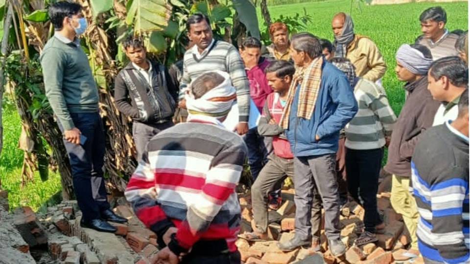 three died due to collapse of wall while digging foundation and Father condition is critical in Kasganj