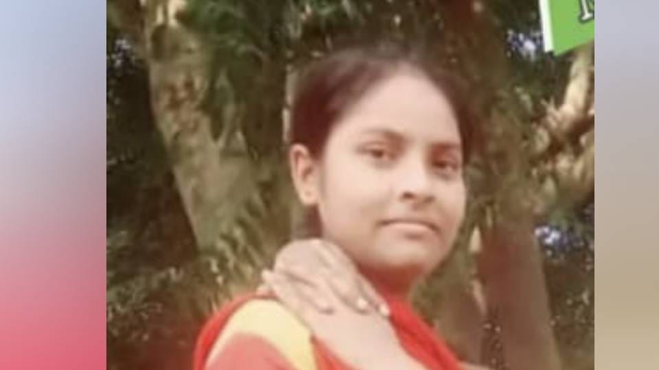 three died due to collapse of wall while digging foundation and Father condition is critical in Kasganj