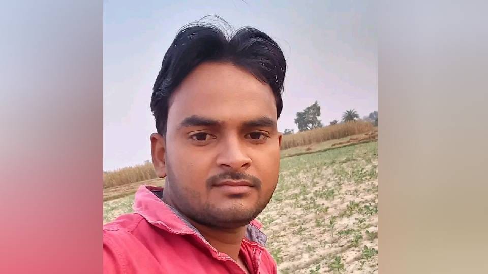 three died due to collapse of wall while digging foundation and Father condition is critical in Kasganj
