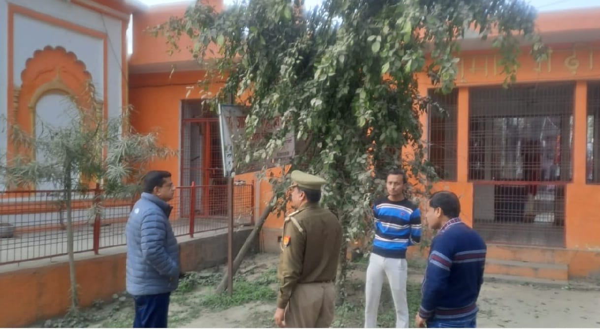 One quintal hour crossed from two temples in Unnao, the official said we will complain to the CM Yogi