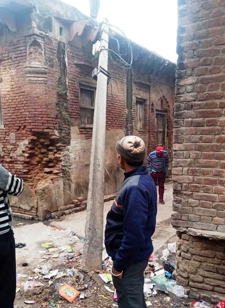Electric pole fell down, people narrowly survived, big accident averted