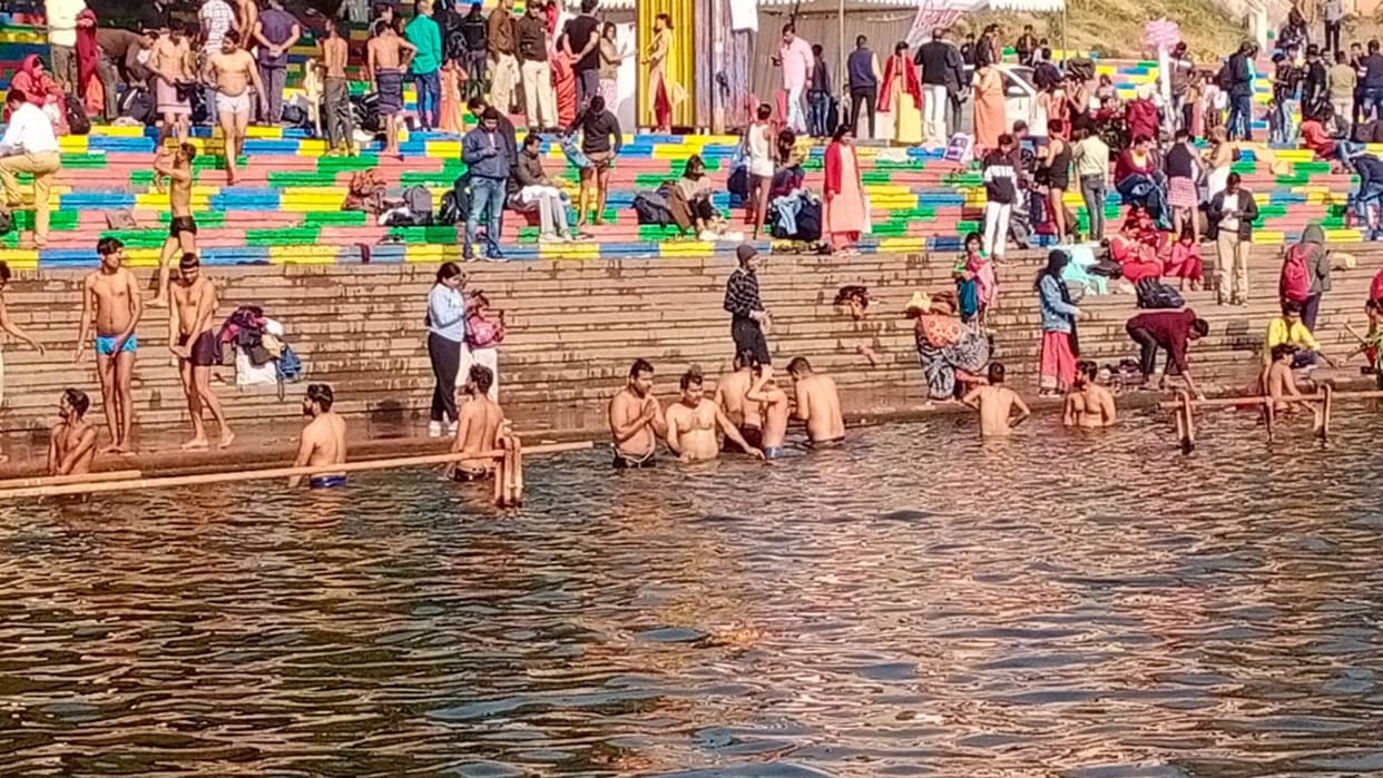 Makar Sankranti People come to take a dip of faith in Kshipra river devotees throng Ramghat and Triveni
