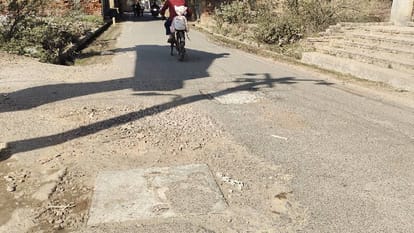 six roads built a year ago with a cost of 2.5 crores were dug to fix leakage In Firozabad