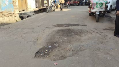 six roads built a year ago with a cost of 2.5 crores were dug to fix leakage In Firozabad