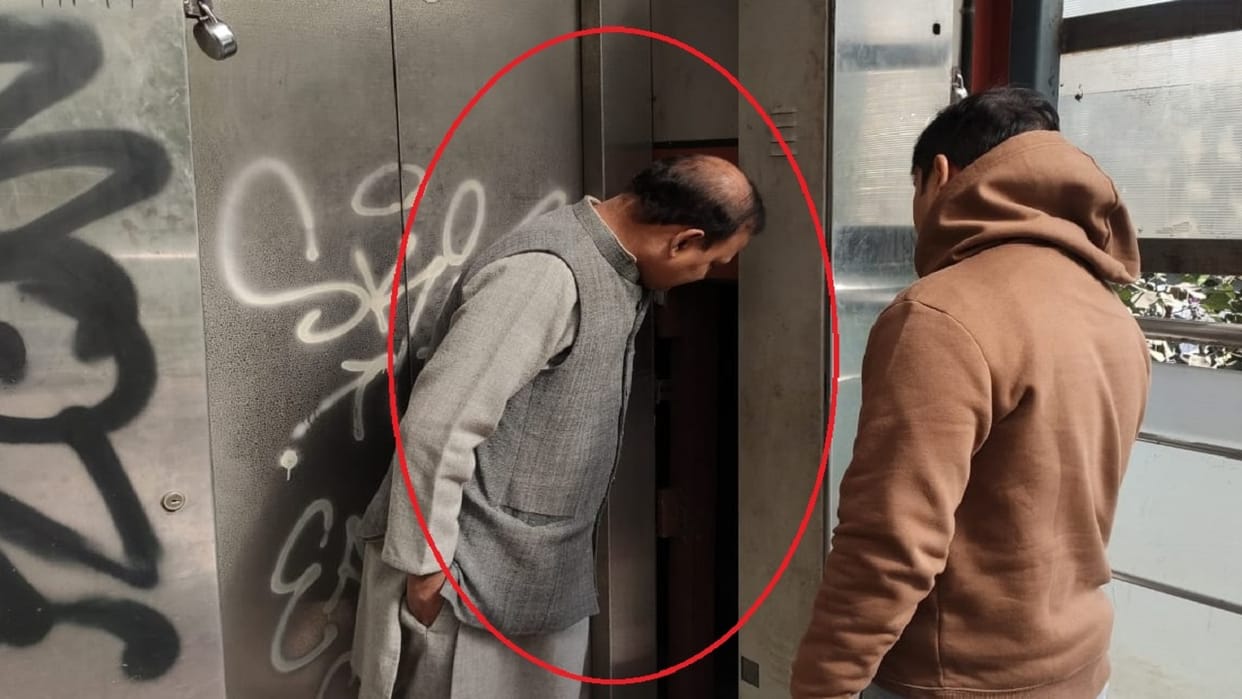 young man died after getting trapped in lift of foot overbridge in Malviya Nagar