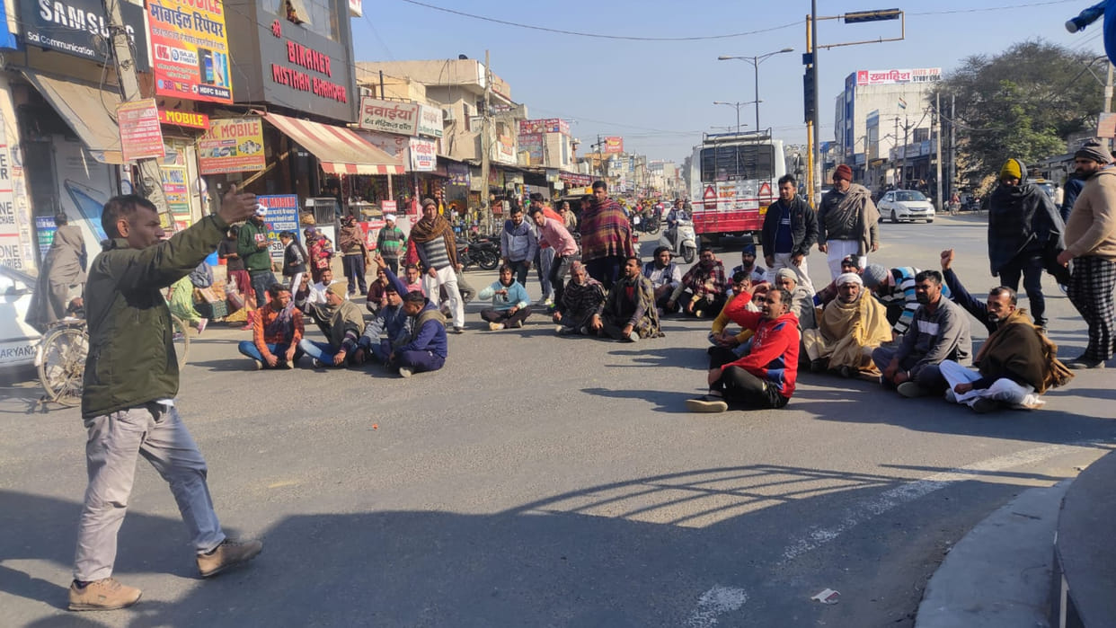 Kaithal: people blocked Road for arrest of the accused who forced him to commit suicide
