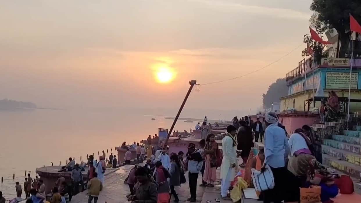 Hundreds of people arrived to bathe in Narmada on Makar Sankranti devotees thronged Sethani Ghat