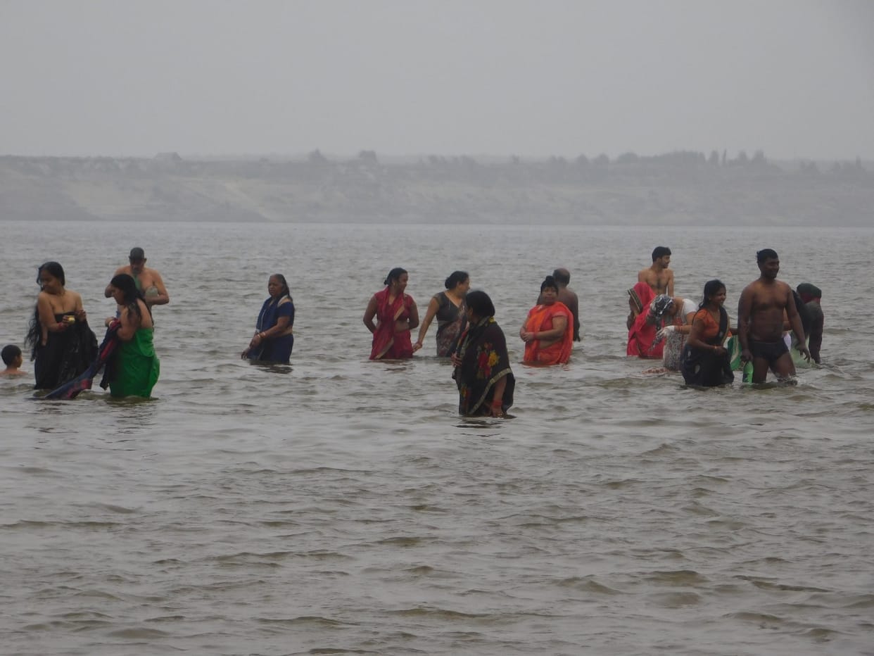 Flood of faith gathered on the banks of Ganga and Saryu