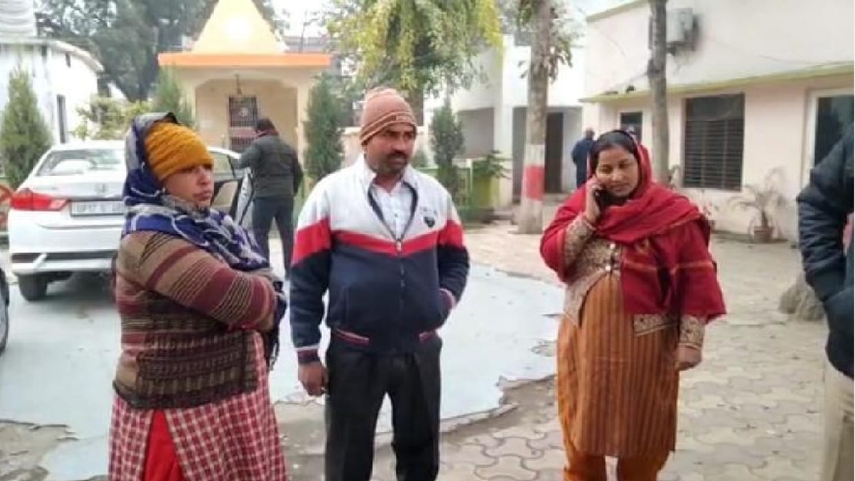 Wearing police uniform, miscreants looted jewelery worth four lakhs from a bullion trader