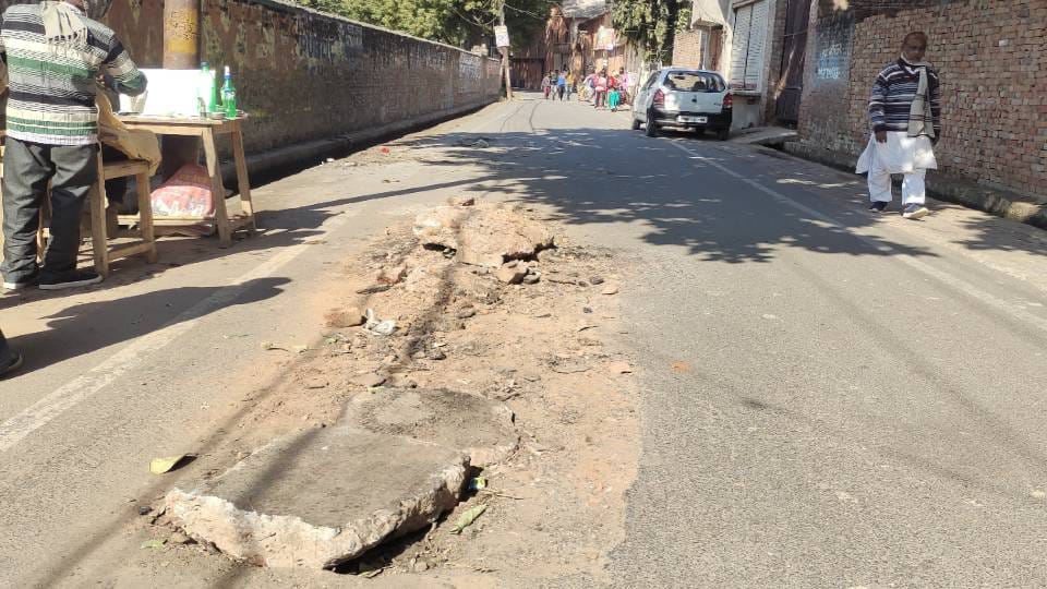 six roads built a year ago with a cost of 2.5 crores were dug to fix leakage In Firozabad
