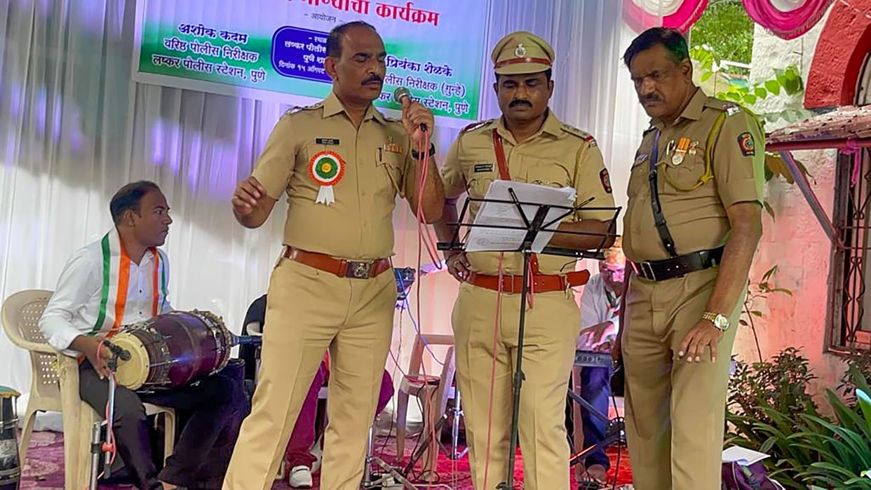 policeman of this police station songs Lata Rafi songs every evening in Pune