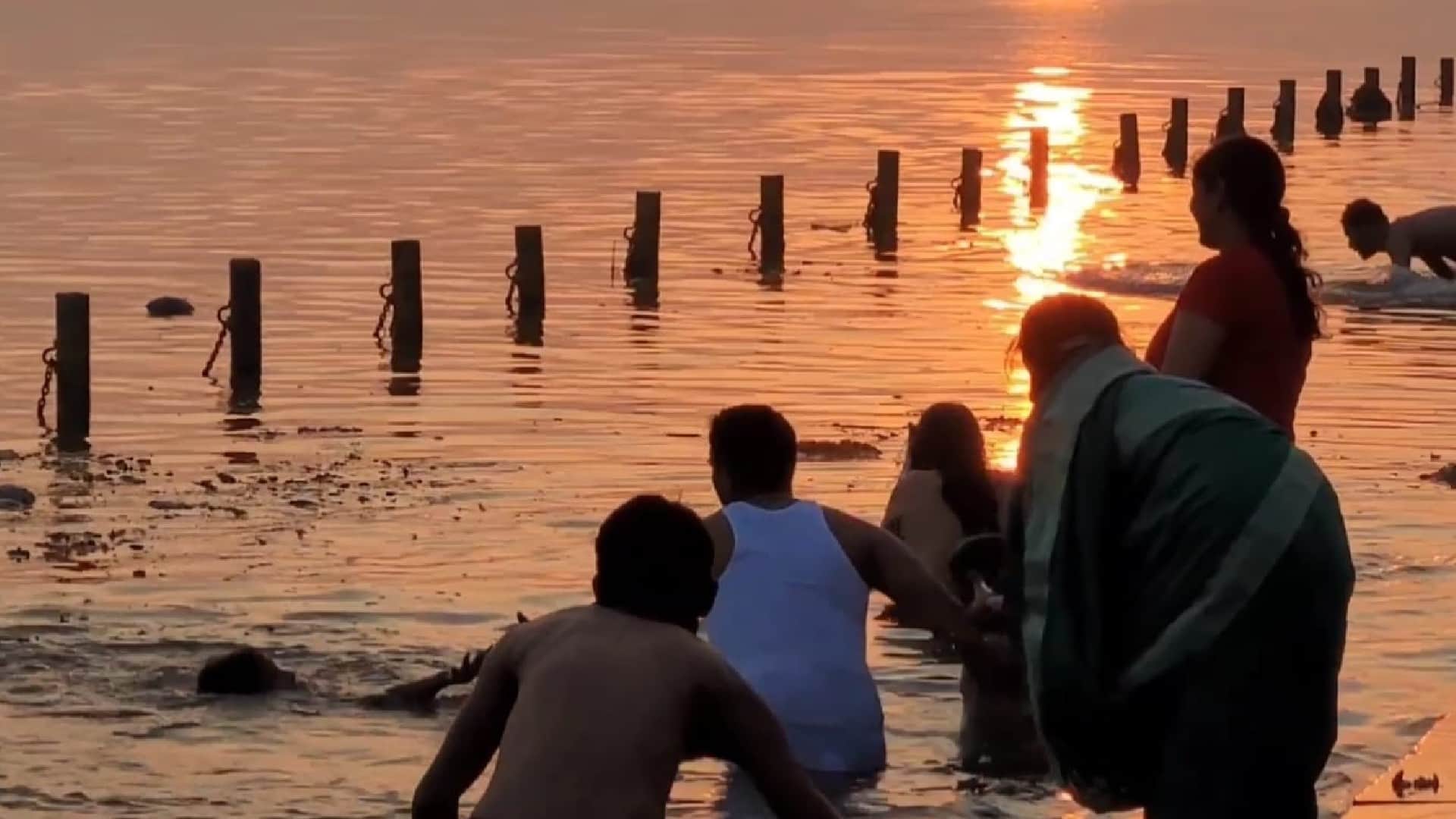 Hundreds of people arrived to bathe in Narmada on Makar Sankranti devotees thronged Sethani Ghat
