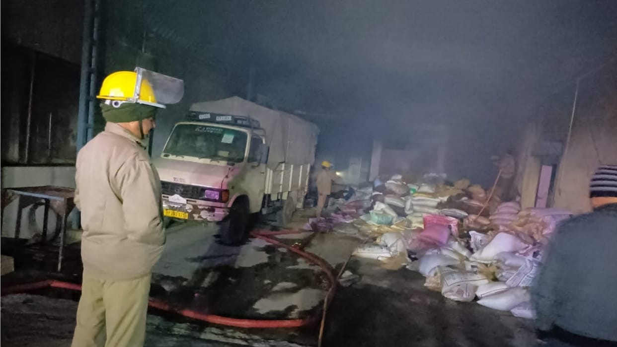 himachal una News: Fire breaks out in Flour Mill in Pandoga una himachal pradesh