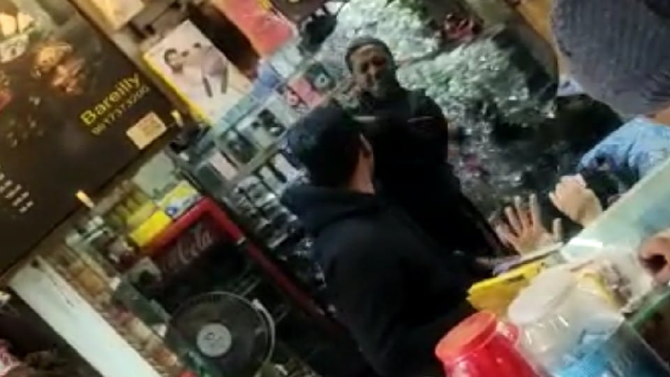 Two policemen beat up the shopkeeper at the mobile shop in Bareilly