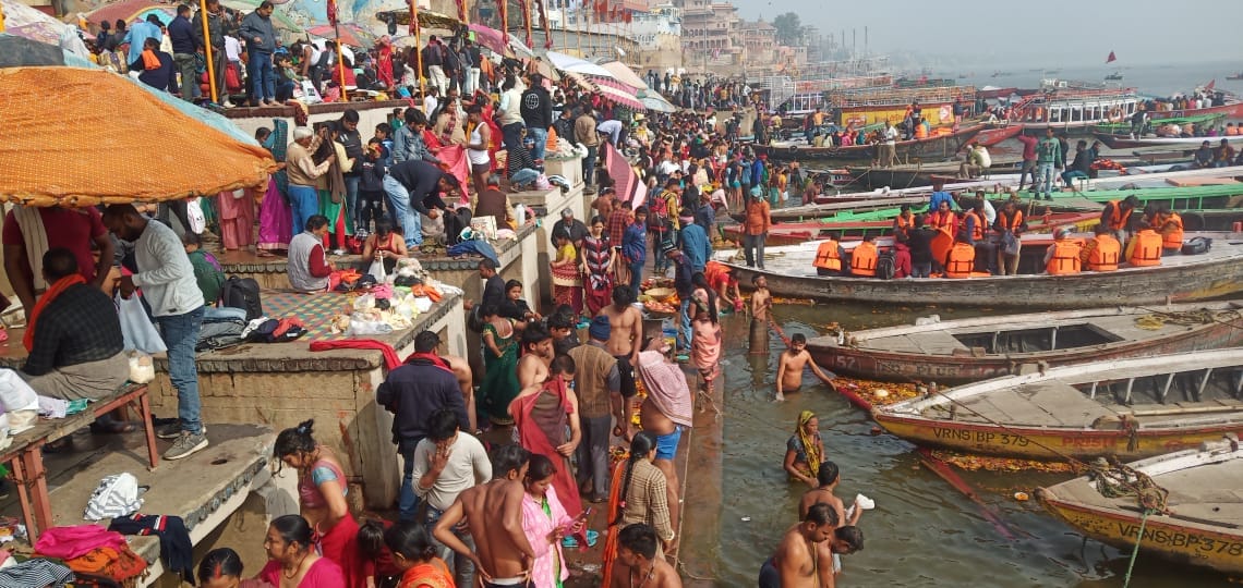 Ganga bath in pictures: Lakhs of people thronged the Ghats of Kashi, people taking holy dip since dawn