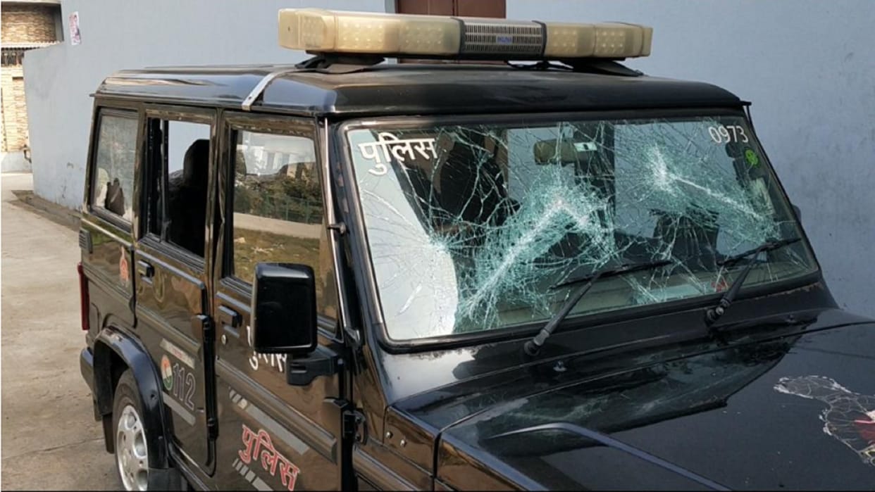 Saharanpur News: Attack on policemen by batons and vehicles also vandalized