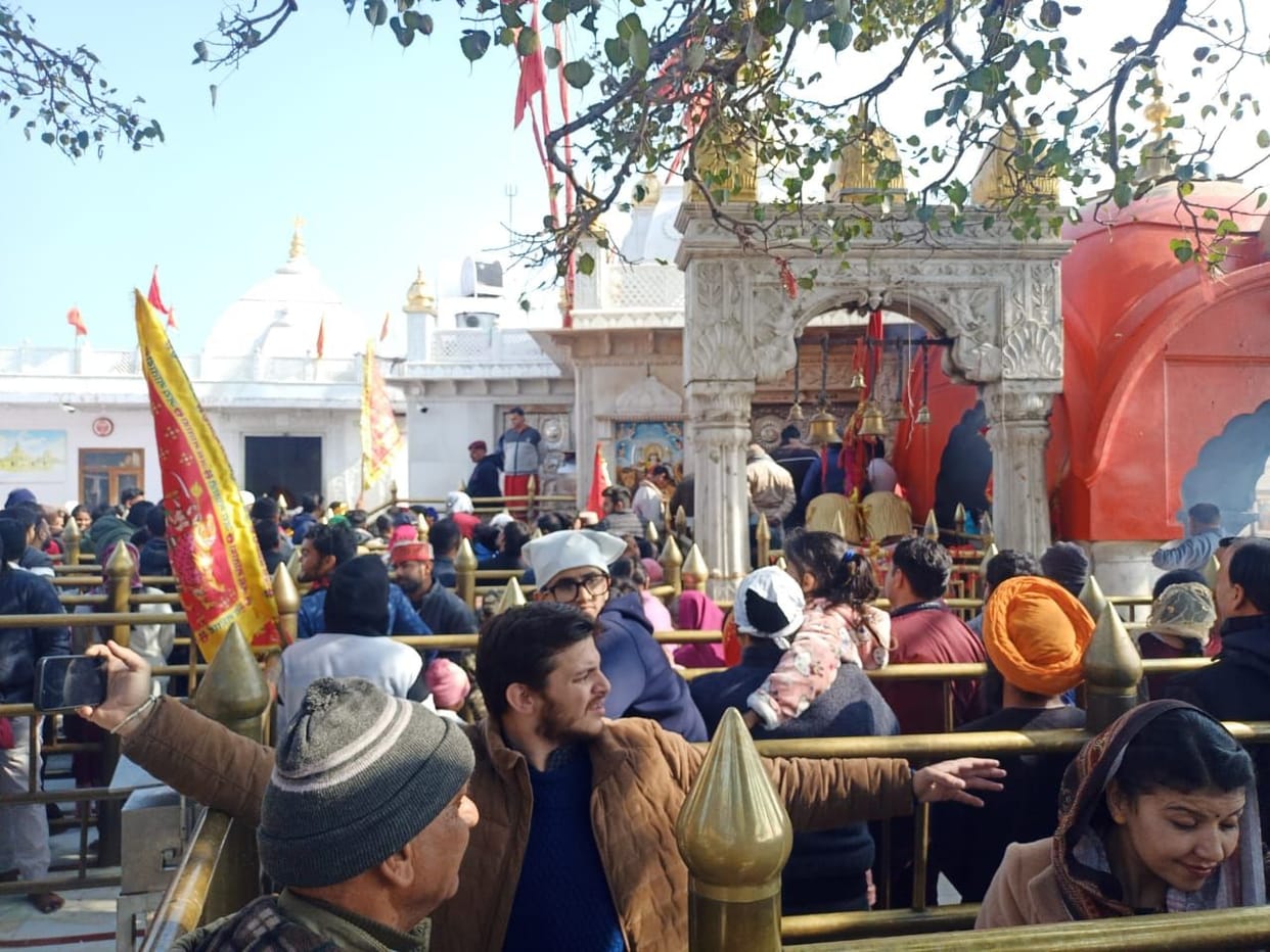 Three thousand devotees paid obeisance at Shri Nayana Devi on Sunday