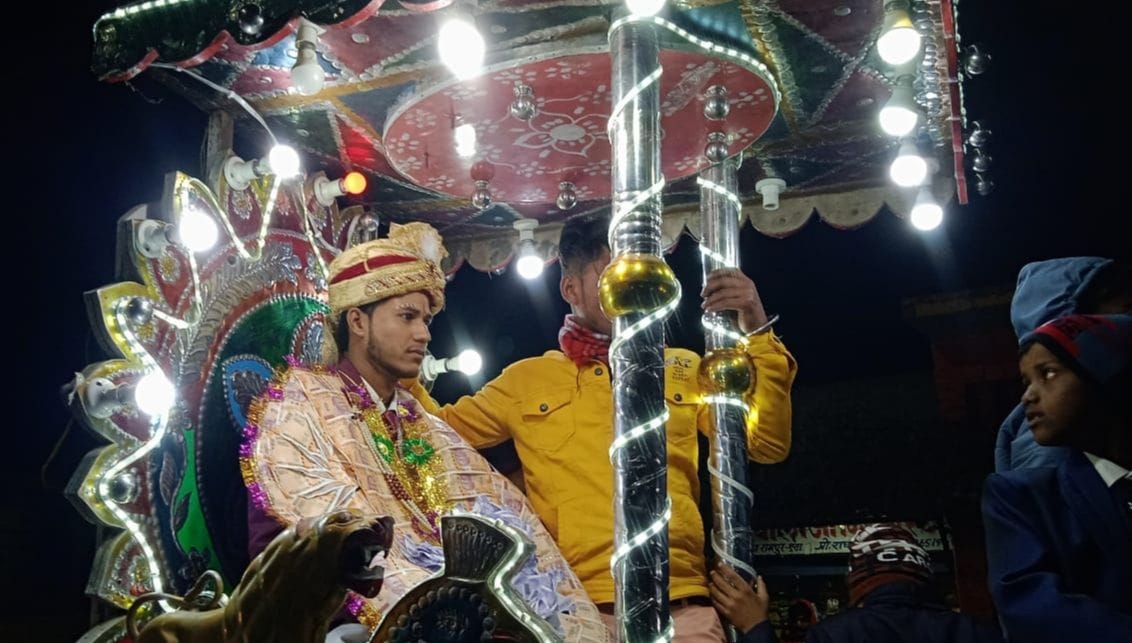 Under the shadow of bayonets, the groom arrived with a horse rider