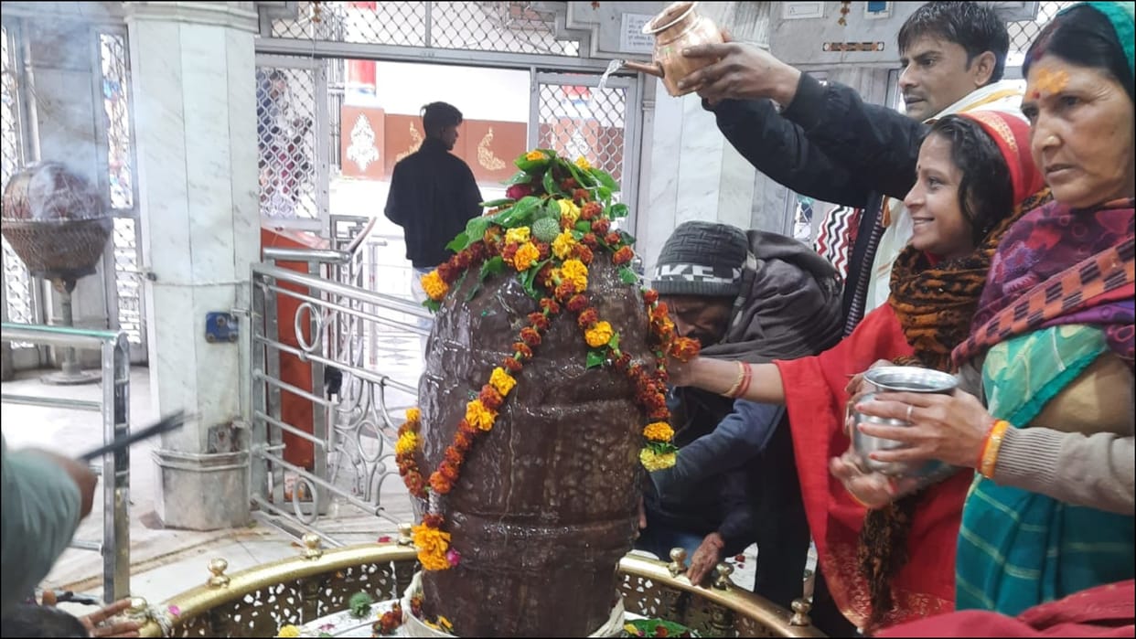 Makar Sankranti Tikamgarh Kundeshwar Dham Devotees Take Holy Dip in jamdar river