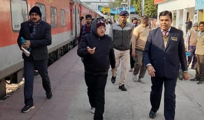 उरई रेलवे स्टेशन का निरीक्षण करते डीआरएम झांसी मंडल आशुतोष।