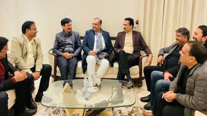 उद्यमियों संग बैठक करते विधायक आकाश सक्सेना