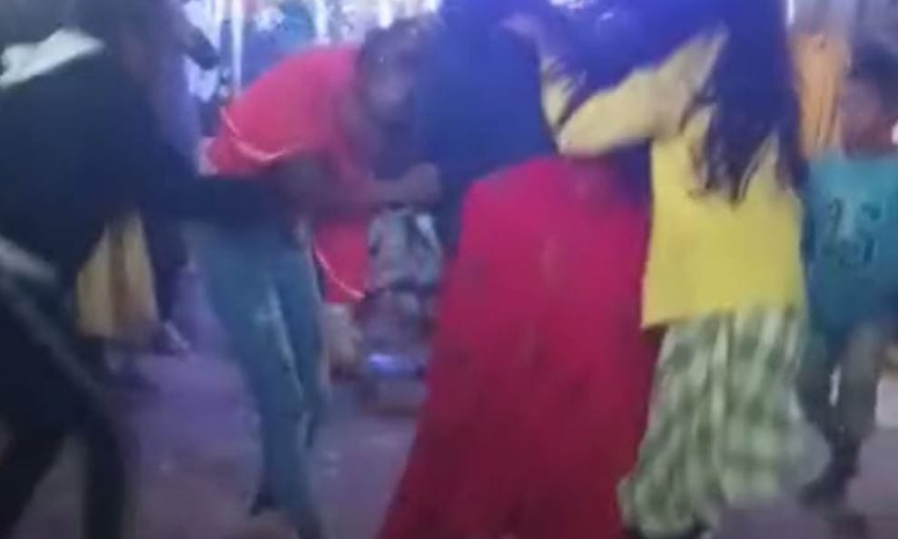 two girlfriends Fight for lover on road in varanasi