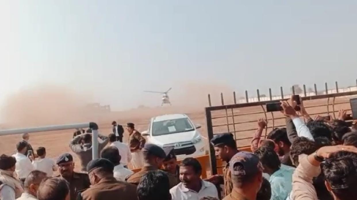 Chief Minister's helicopter broke down near Dhar, reached Dhar from Manawar by car