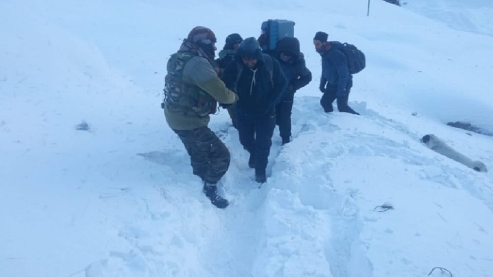 Army rescued 172 workers trapped in Zojila tunnel, continuous avalanche was becoming fatal