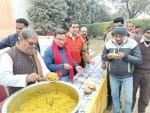 मैरिस रोड पर खिचड़ी वितरण करते पूर्व एमएलसी विवेक बंसल व अन्य। संवाद