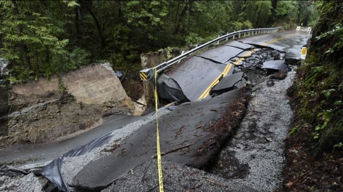 अमेरिका में बाढ़ से हाहाकार