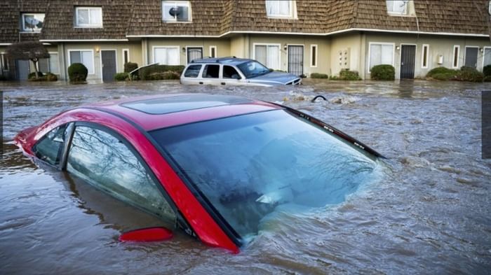 अमेरिका में बाढ़ से हाहाकार